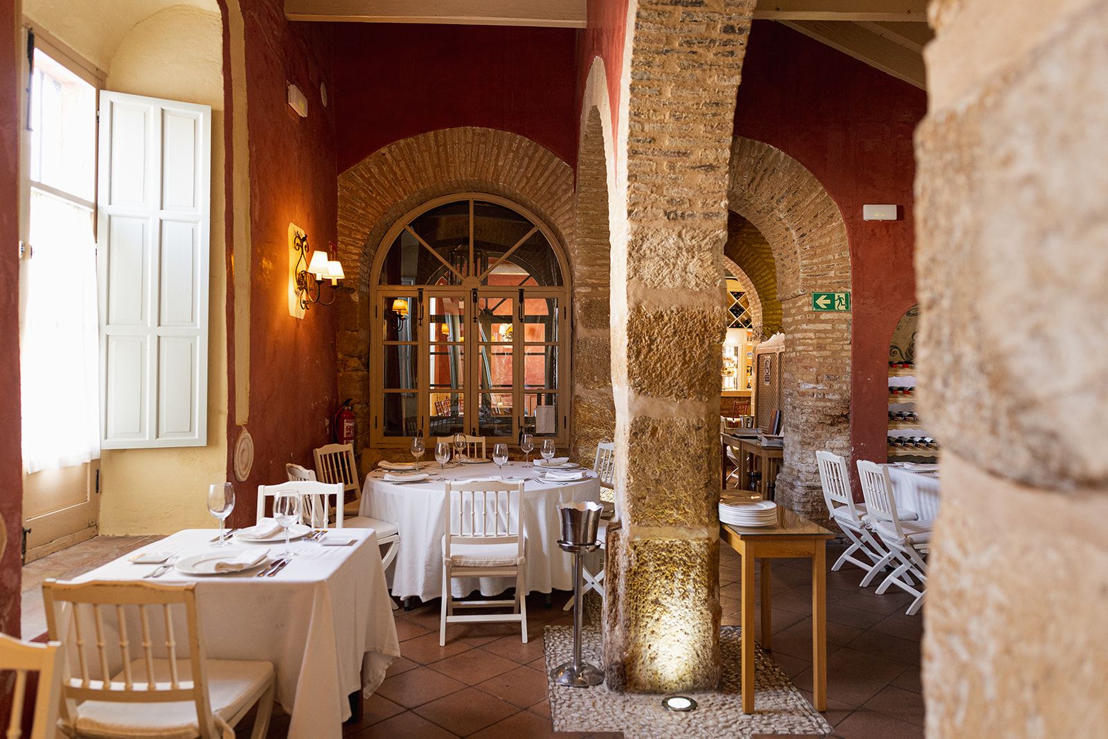 Comedor rústico de La Almazara con arcos de ladrillo