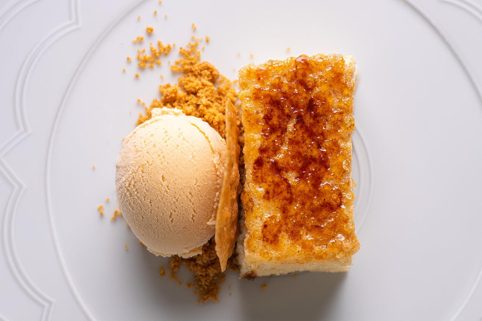 Postre con helado y crumble