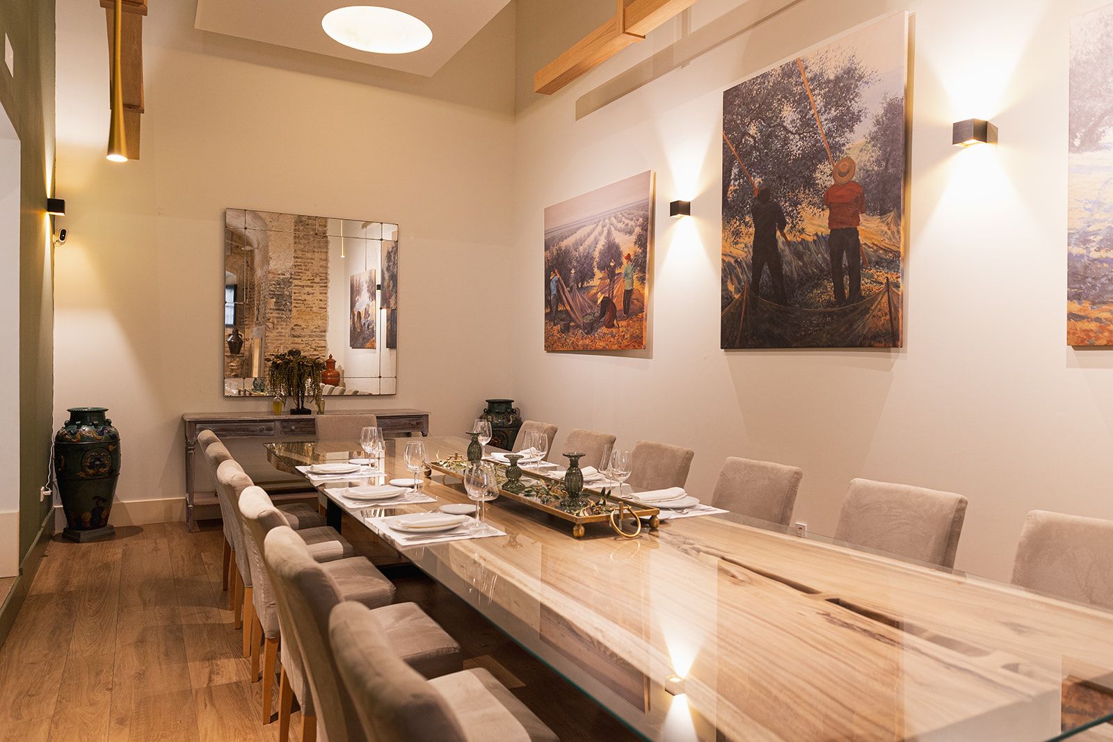 Sala privada con mesa de madera