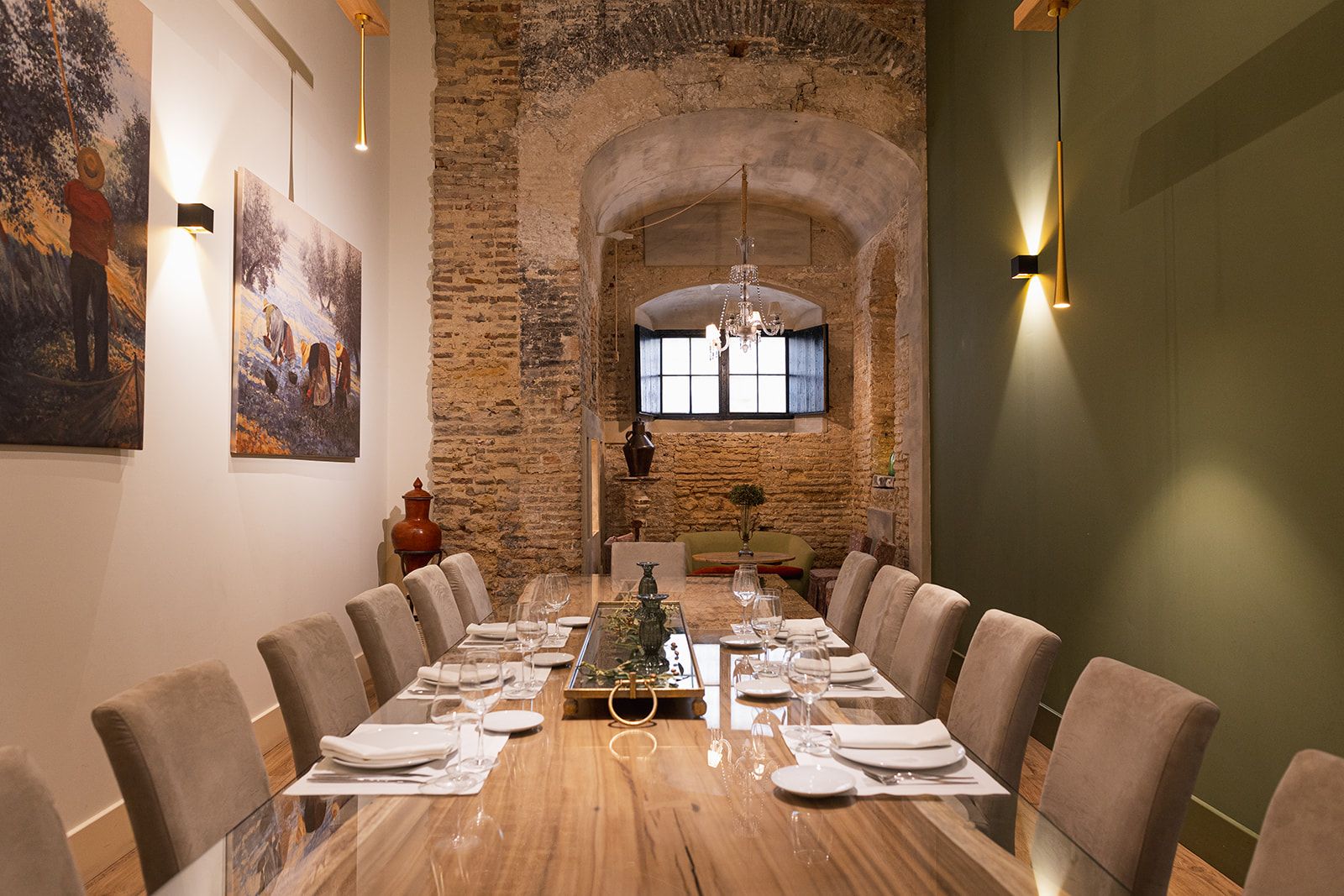 Sala VIP con mesa para 16 personas bajo bóveda de ladrillo
